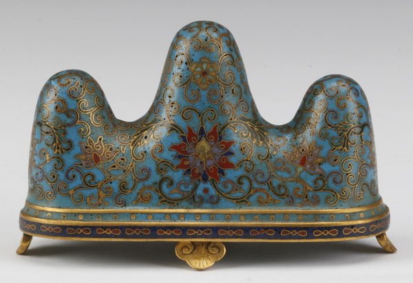 19th c. Chinese cloisonné brush rest: Early to mid 19th century, possibly earlier, Chinese cloisonné brush rest, comprised of three peaks embellished with polychrome and parcel gilt designs of classic loti and foliate scrolls, the base w