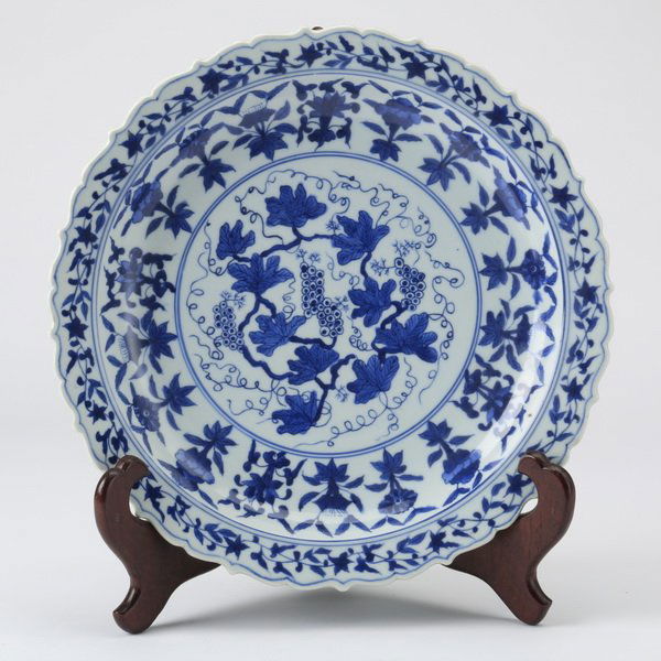 Chinese Ming-style charger, Yongzheng mark (1 of 5)