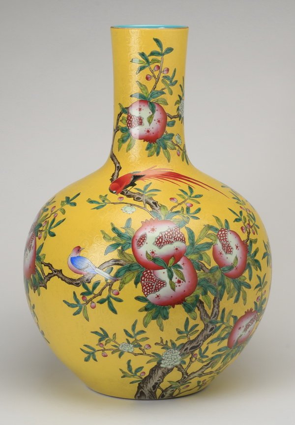 Chinese enamel decorated vase, Qianlong mark (1 of 10)