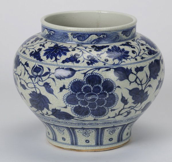 Chinese Ming-style porcelain jar (1 of 7)