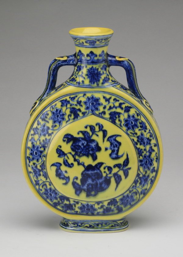 Chinese moon flask vase, Qianlong mark (1 of 10)