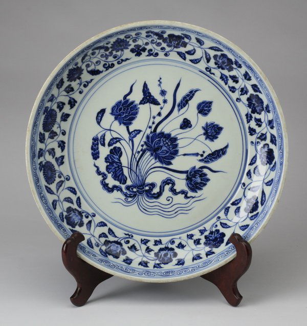 Chinese Ming-style porcelain charger (1 of 5)