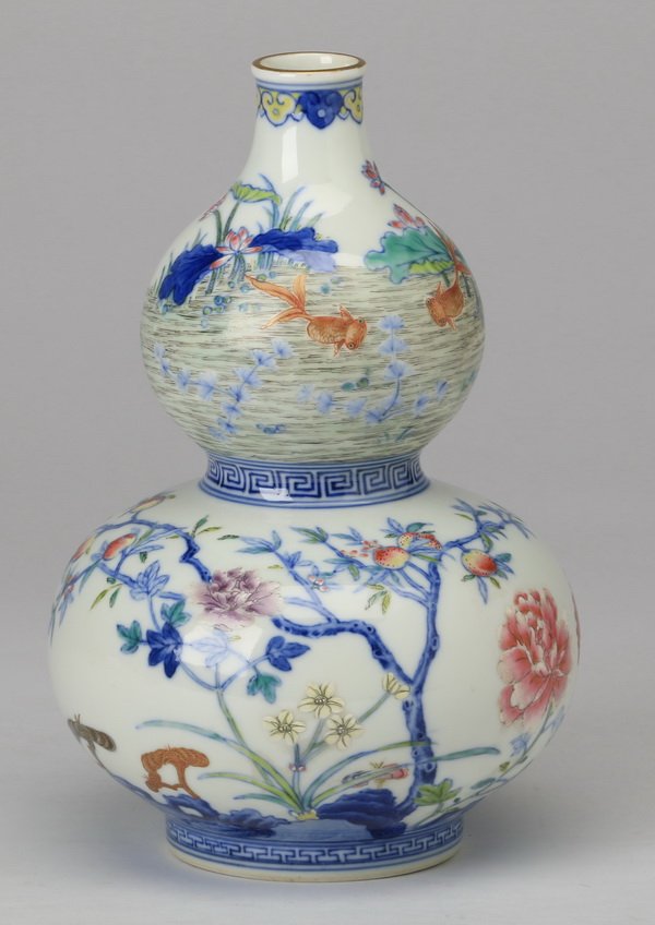 Chinese double-gourd vase, Qianlong mark (1 of 10)