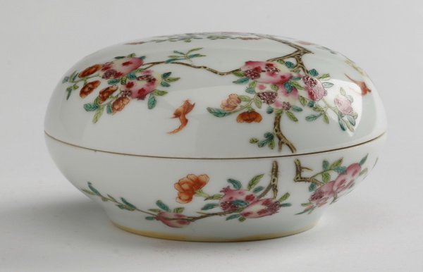 Famille rose porcelain box, Jiaqing mark (1 of 5)