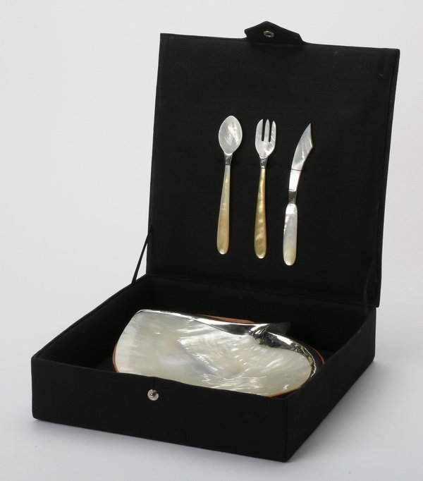 Continental mother-of-pearl caviar set (1 of 6)