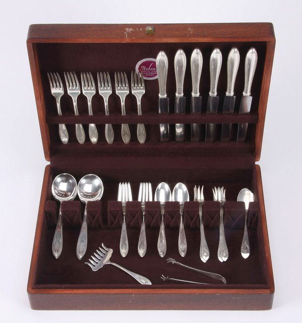 Rogers silverplate flatware set (1 of 3)