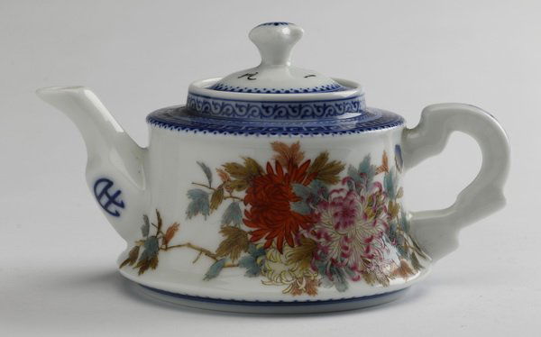 Chinese porcelain teapot, marked (1 of 4)