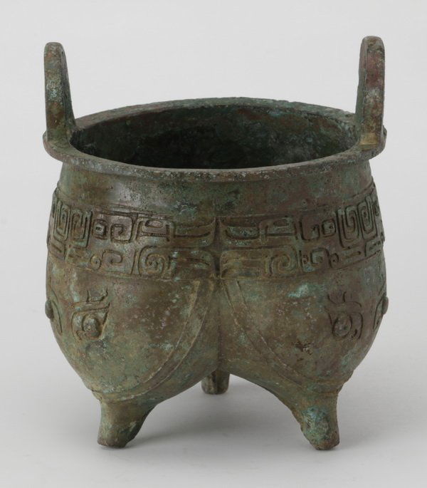 Archaistic Chinese bronze ding vessel (1 of 5)