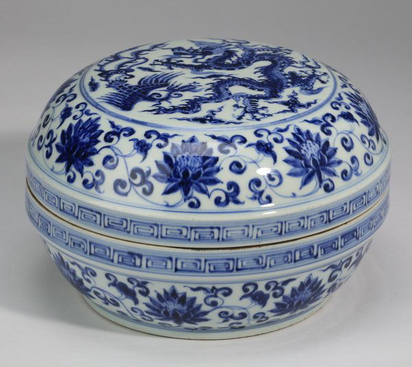 Chinese Ming-style lidded bowl, Xuande mark (1 of 8)