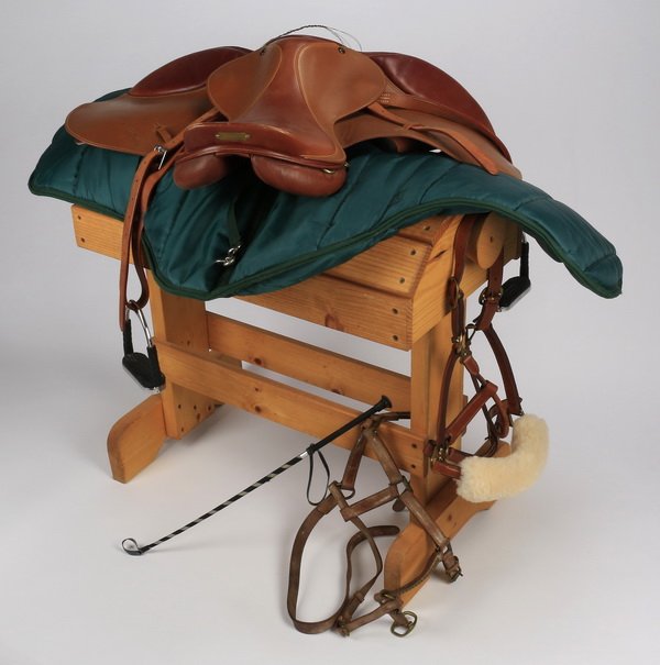 English saddle crafted by Zaldi w/case (1 of 2)