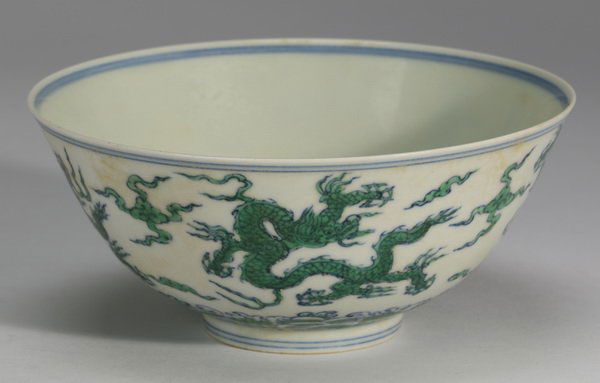 Chinese Ming style dragon bowl,  Xuande mark (1 of 8)