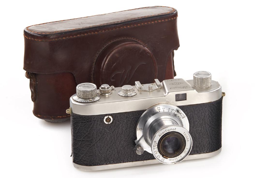 A.F.I.O.M. Wega Standard, c.1950, no. 202: very rare Italian Leica copy with round-shaped body (later cameras had angular shaped body), with Wega-Anastigmat 3.5/50mm, in very good condition, original leather case The buyers premium for all ite