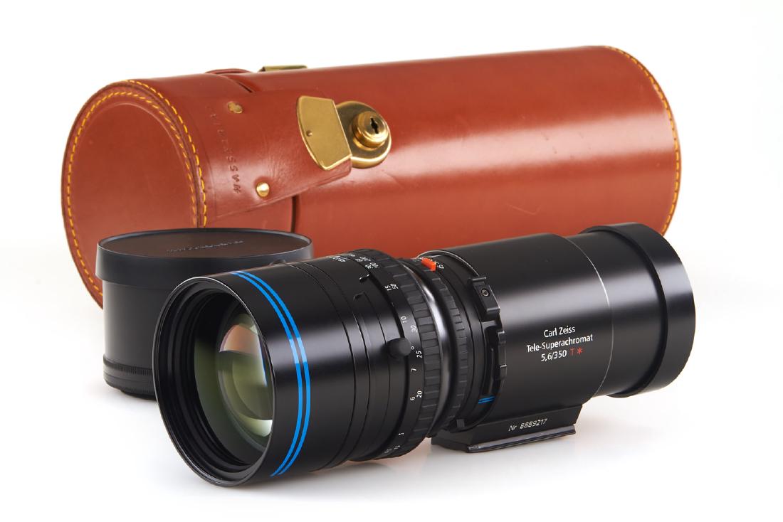 Carl Zeiss Tele-Superachromat T* 5.6/350mm CFE *,: rare late version in near mint condition and perfect working order, perfect lenses, with caps, hood, leather keeper, provenience 'Larry Hansen CEO Hasselblad 2009-2014' The buyers premium for all item
