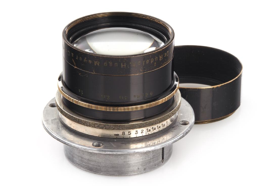 Hugo Meyer 1.5/9cm Plasmat *, c.1925, no. 293645: fast portrait lens in focusing mount, iris diaphragm from f.1.5 to f.9, almost perfect optics, with mounting ring and original hood The buyers premium for all items exported out of E.C. (European Comm