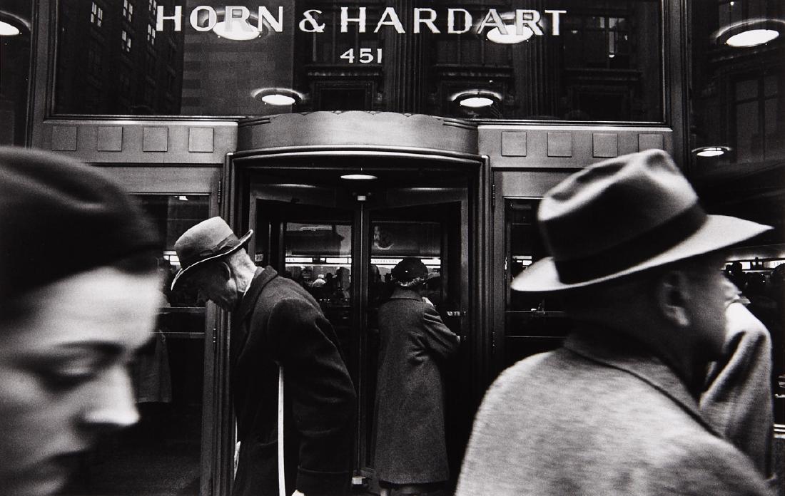 WILLIAM KLEIN (* 1928) *: Horn & Hardart, New York City 1955 Gelatin silver print, printed in the 1980s 23,2 x 36,3 cm Signed, dated and annotated by the photographer in pencil on the reverse LITERATURE William Klein Photograp