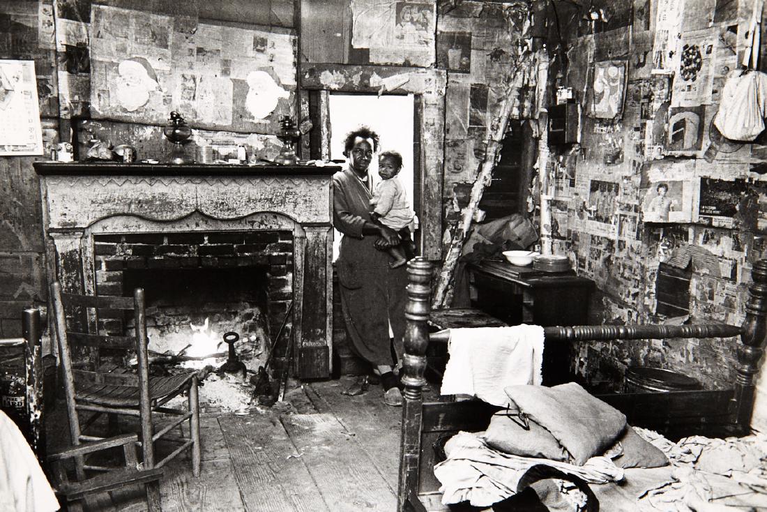 BRUCE DAVIDSON (* 1933): Mrs. Blackman holding Felicia inside her sharecropper cabin, Selma 1965 Vintage silver print 18 x 24 cm Vintage silver print 18 x 24 cm Signed by the photographer in pencil on the reverse, photographe