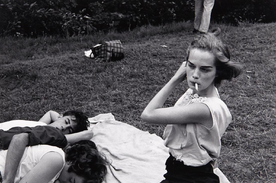 BRUCE DAVIDSON (* 1933) *: Girl on a blanket smoking (from ‘Brooklyn Gang’), New York City 1959 Gelatin silver print, printed c. 2000 21 x 31,2 cm Signed by the photographer in pencil on the reverse LITERATURE Bruce Davidso