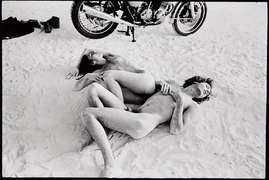 WILL McBRIDE (1931–2015): ‘Pause in Les Beaux bei Arles’, 1978 Gelatin silver print, printed later 19,5 x 29 cm Signed, titled and dated by the photographer in pencil on the reverse