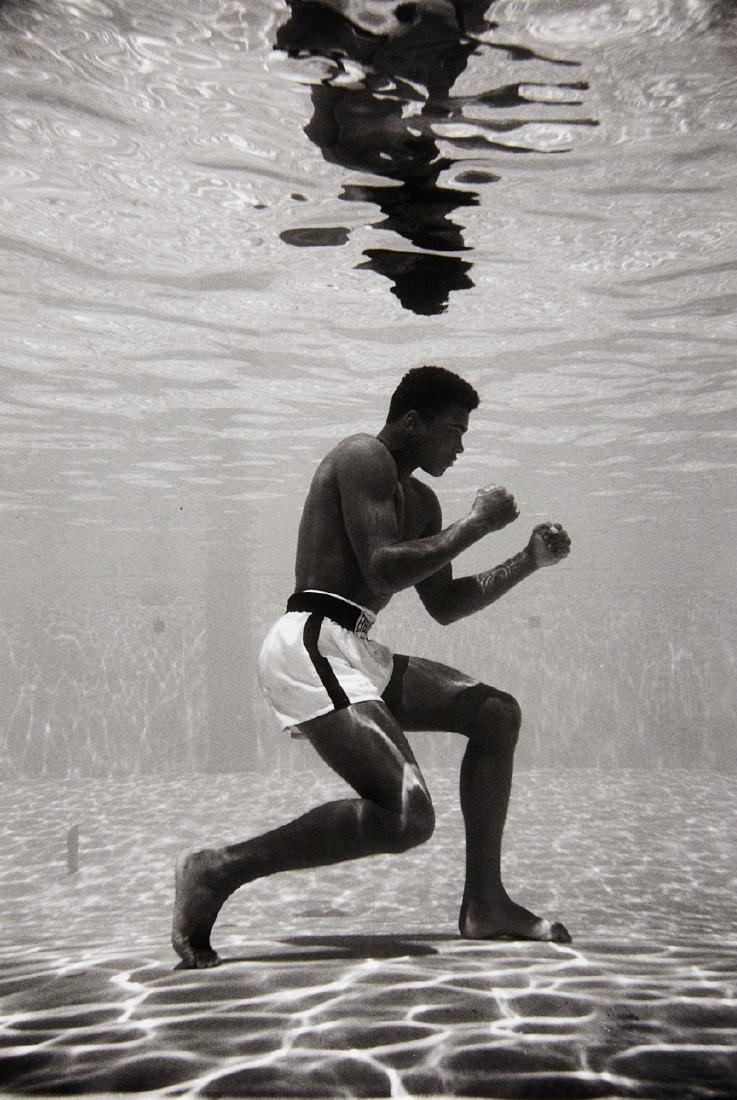 FLIP SCHULKE (1930–2008): Muhammad Ali boxing underwater, Miami 1961 Gelatin silver print, printed in the 1990s 47,7 x 32 cm 47,7 x 32 cm Signed and inscribed by Donna Schulke on the reverse, original lifetime print by Flip Sc