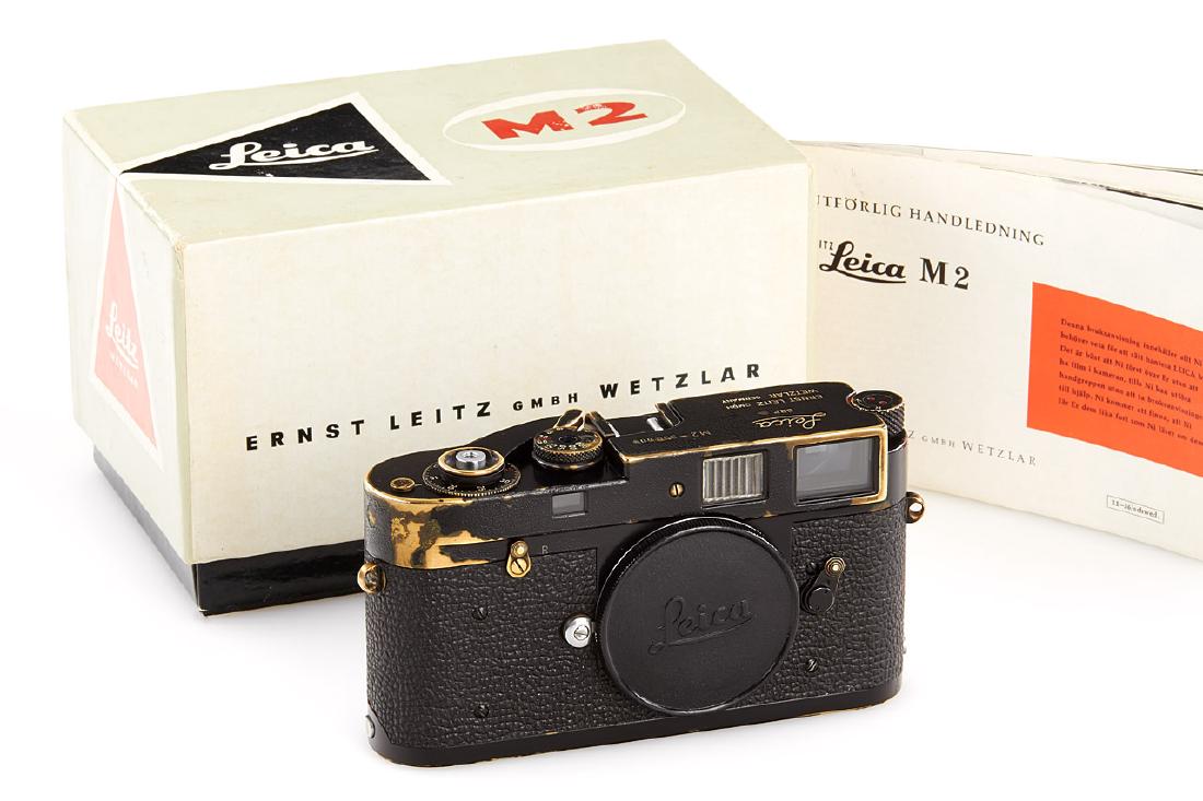 Leica M2 black paint, 1960, no. 990609: 100% original black paint camera with patina of years of professional usage, in perfect working order, with body cap, very nice serial number, matching maker's box and control tag, Swedish instruction