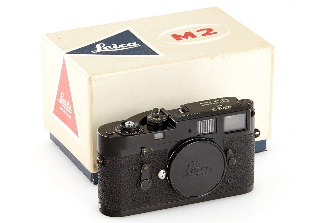 Leica M2 black paint *, 1965, no. 1130115: fully original black painted M2 from a batch of 300 cameras (nos.1130001-1130300) in beautiful and good working condition, cap, M2 maker's box The buyers premium for all items exported out of E.C. (Eu