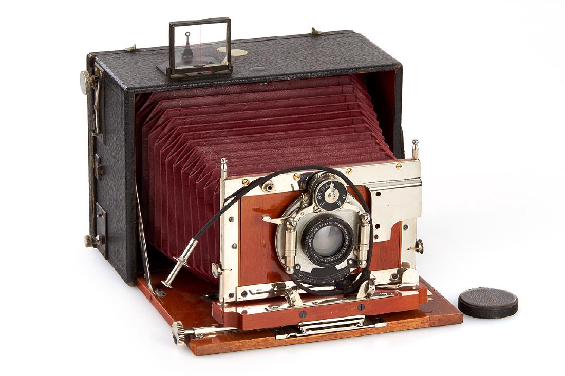 Ernemann Heag VI Zwei-Verschluss-Kamera, c.1903: 10x15cm, 'two shutter' camera, early version in excellent condition, beautiful wooden interior, with Hugo Meyer Aristostigmat 6.8/150mm, leather lens cap The buyers premium for all items exported out