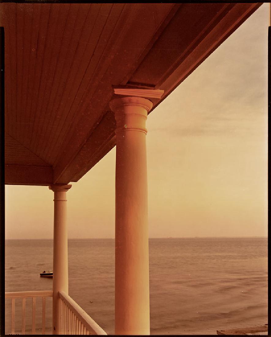 JOEL MEYEROWITZ (* 1938): Porch, Provincetown, 1974 Chromogenic print , 24,4 x 19,4 cm Signed and dated by the photographer in ink on the reverse The buyers premium for all items exported out of E.C. (European Community) is 25