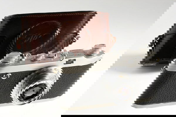 Leica: A.F.I.O.M. Italy Wega Standard: Italian Leica copy with round shape body (later cameras had angular shaped body), very rare with Wega-Anastigmat 3.5/50mm, in fine and fully working condition, case (no. OO146, 1951, condition B/A)