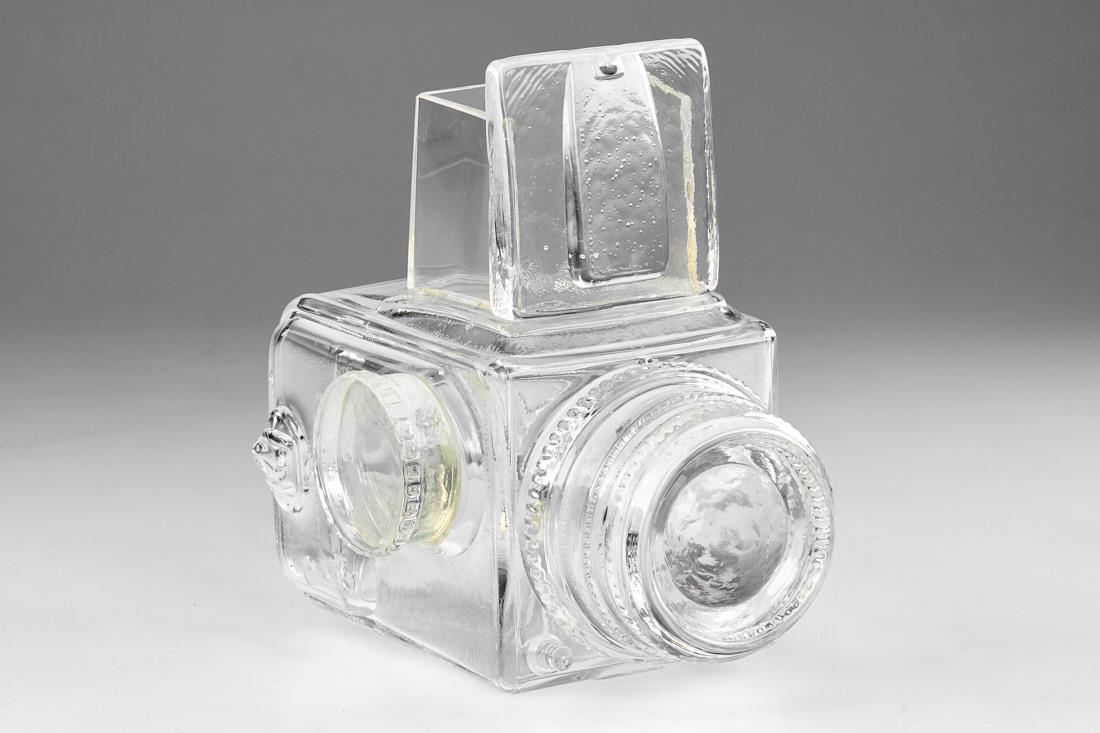 Hasselblad 500C/M Crystal Model *, c.1980: Fine glass model of the Hasselblad 500C/M with engraving by designer Christer Sjogren from the Swedish glassblower company Lindshammar, in maker's box The buyers premium for all items exported out of