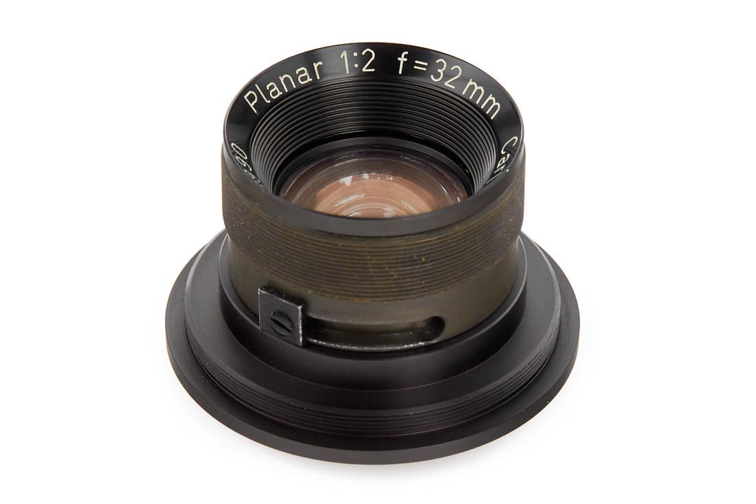 Carl Zeiss Planar 2/35mm, c.1970, no. 1993990: Lens head with iris diaphragm, good optics, with slight coating blemishes, height 29mm The buyers premium for all items exported out of E.C. (European Community) is 25%. For items marked with *, sold