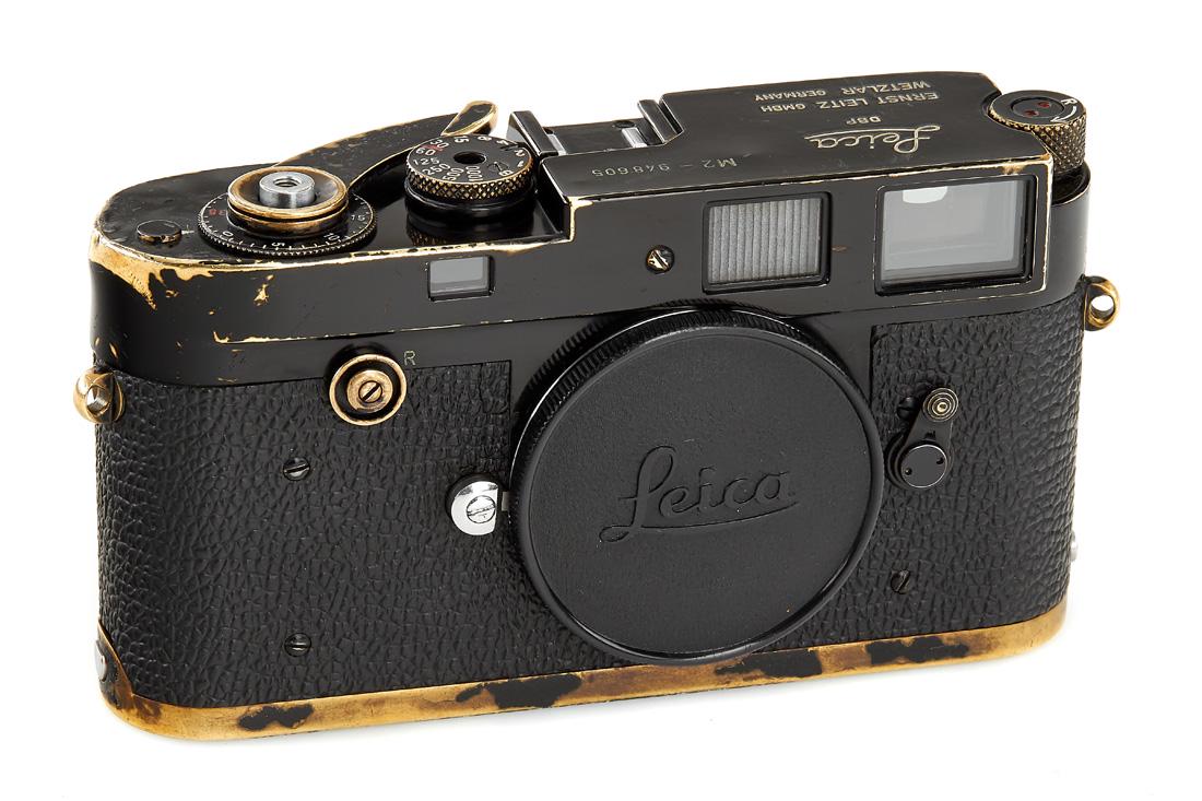 Leica M2 black paint Button Rewind *: the 5th black paint M2 made! - from the very first batch of 500 black paint M2 cameras (nos. 948601-949100) with button rewind unlock. With all the original features: all-black bottom-plate lock, fram