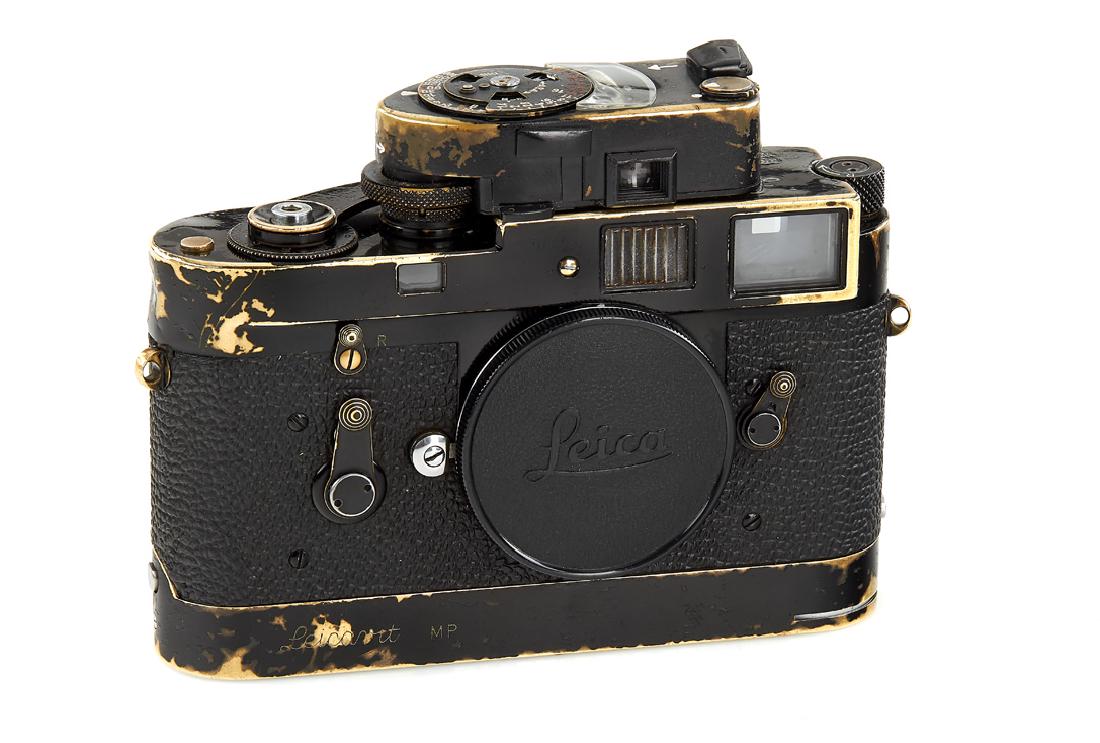 Leica M2 black paint + Leicavit MP: original black paint body from an official batch of 200 cameras issued on 18.08.1961, in fine, unrestored condition and in good working order, with matching black paint Leicavit MP, normal black paint