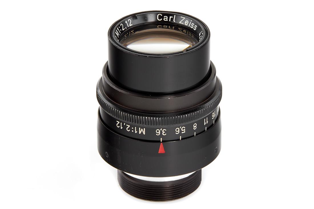 Carl Zeiss S-Sonnar 2.5/62mm: rare macro lens designed for high resolution flat field copying (optimized for magnification 1:2,12), covering full frame 35mm, in excellent condition, very good, clean optics The buyers premium for a