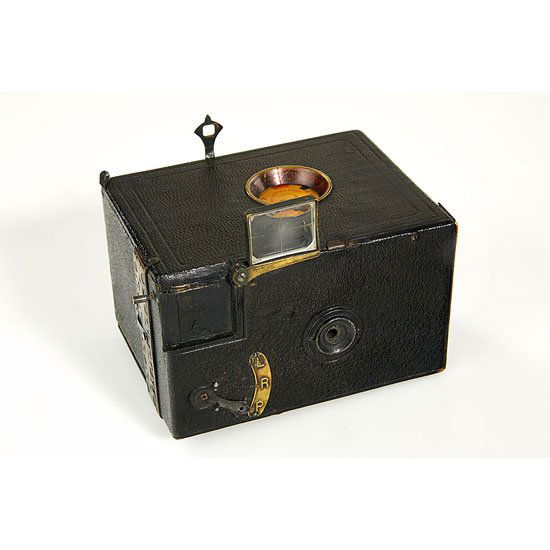 Japi & Cie. France Le Pascal: rare box camera with spring motor for 12 exposures 40x55mm on roll film, leather covered wood and metal body with brass trim, the first motorized roll film camera (no. 8937, c.1898, condition B)
