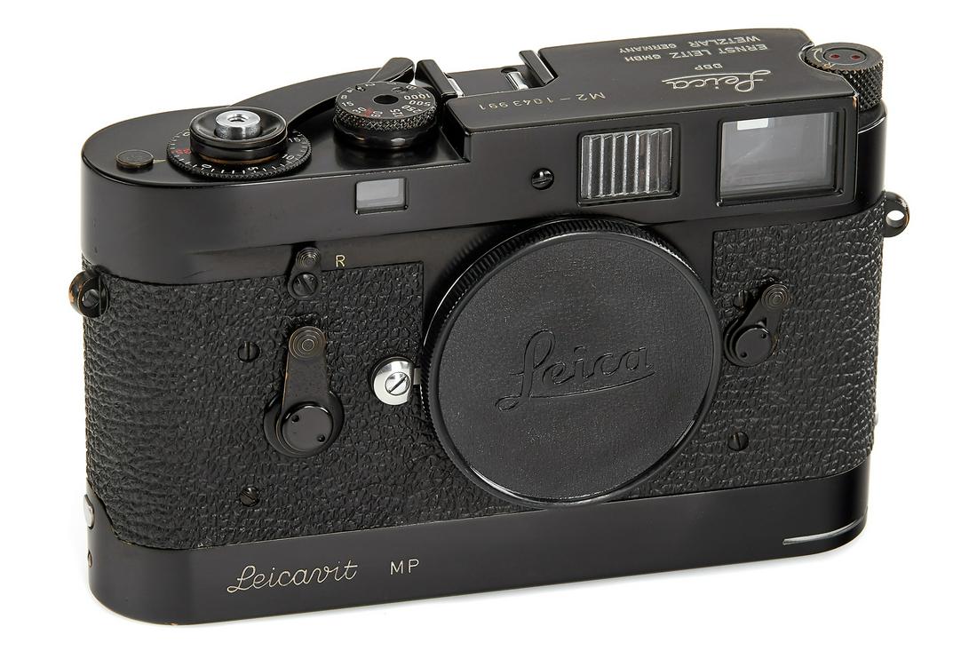Leica M2 black paint + Leicavit MP *: Original Black Paint M2 From An Official Batch Of 200 Cameras With Serial Numbers 1043801-1044000, Delivered On May 11Th, 1962, In Beautiful Condition, Only Minimal Signs Of Use, With Sought-After Bla