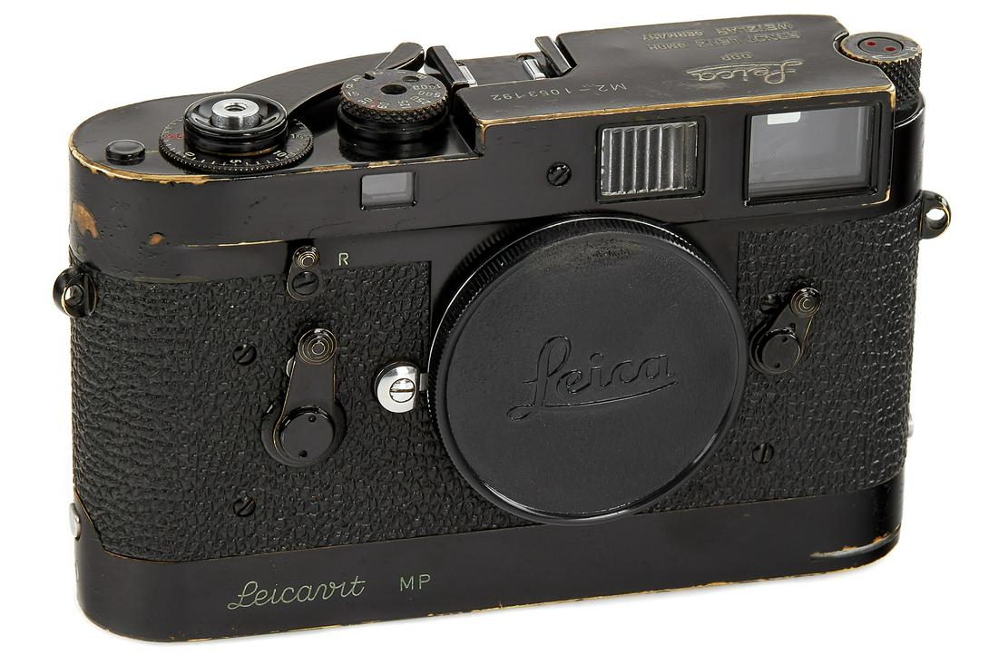 Leica M2 black paint + Leicavit MP *: Original Black Paint Body From An Official Batch Of 150 Cameras Issued On 24.10.1962; In Very Good, Unrestored Condition And In Good Working Order, With Matching Sought-After Black Paint Leicavit Mp (
