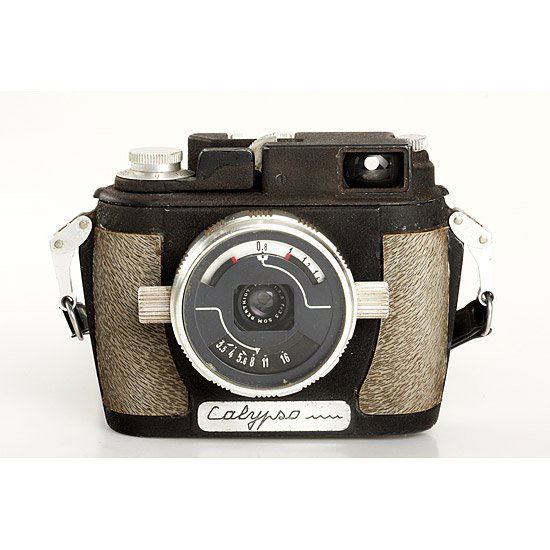 Spirotechnique Calypso: classic underwater camera, first type Calypso (30-1000/sec.) with grey plastic imitation sealskin, Som Berthiot 3.5/35mm Flor, strap (Serial. no. 6646, c.1962, Condition: B-)