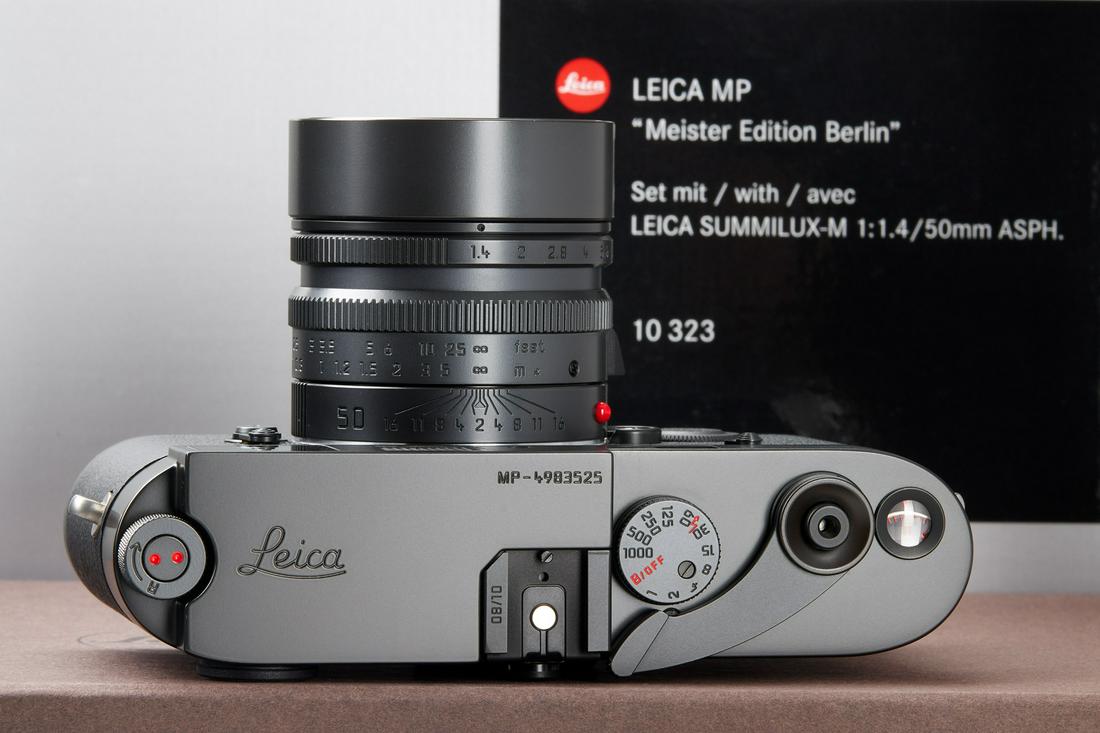 Leica MP 10323 'Meister Edition Berlin' outfit: an extremely rare camera from an edition of only 10 (!) cameras issued to commemorate 10 years of the Leica Store Berlin, including an analogue Leica MP no.4983525 in special 'blue stain' finish, matc