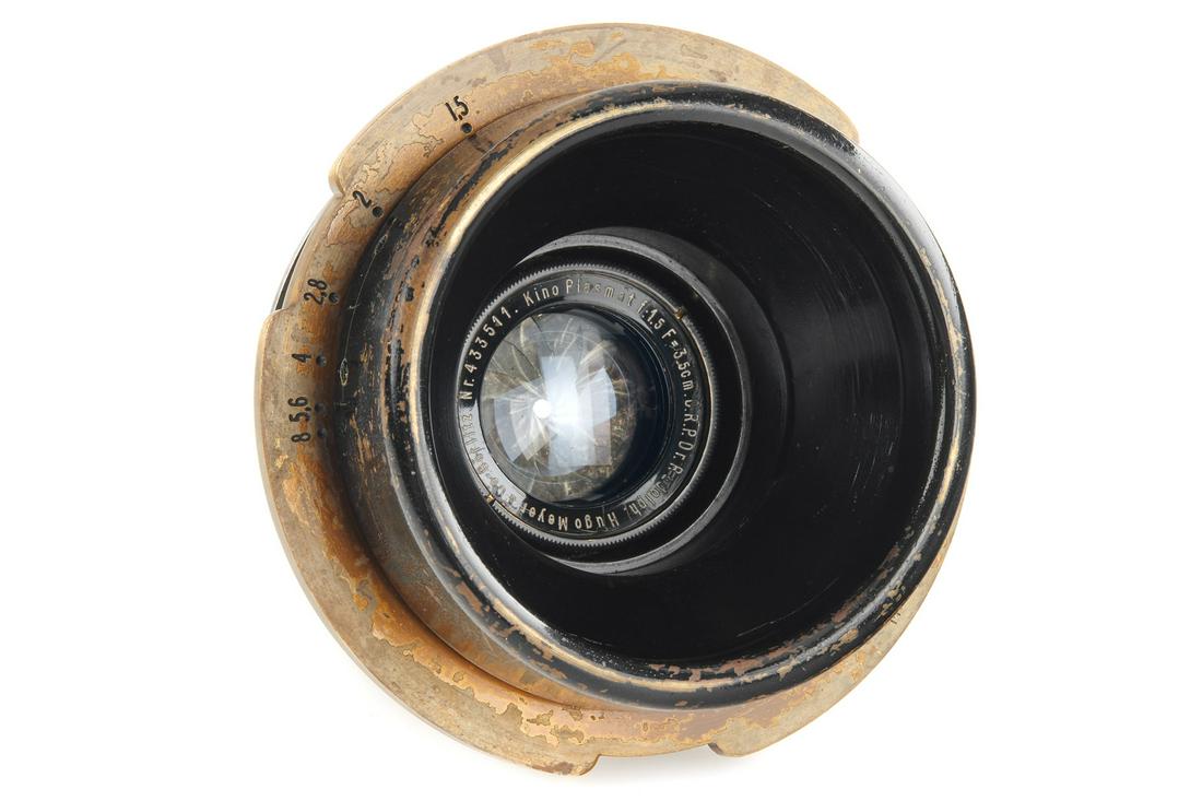 Hugo Meyer Kino Plasmat 1.5/3.5cm: The rarest lens from the Kino Plasmat 35mm series, the wide-angle 3.5cm lens, in Debrie Parvo mount, very good optics (only a few hairline marks), incl. later hood, covering 35mm full-frame with only