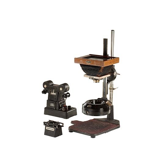 E.Leitz Wetzlar Microphotographic Camera: 13x18cm, early wooden Leitz reproduction camera, 'Type MA4A' engraved on a metal plaque, with a very heavy stand, brass Dogmar 4.5/135mm no.345722 with iris diaphragm, with later GUHII macro