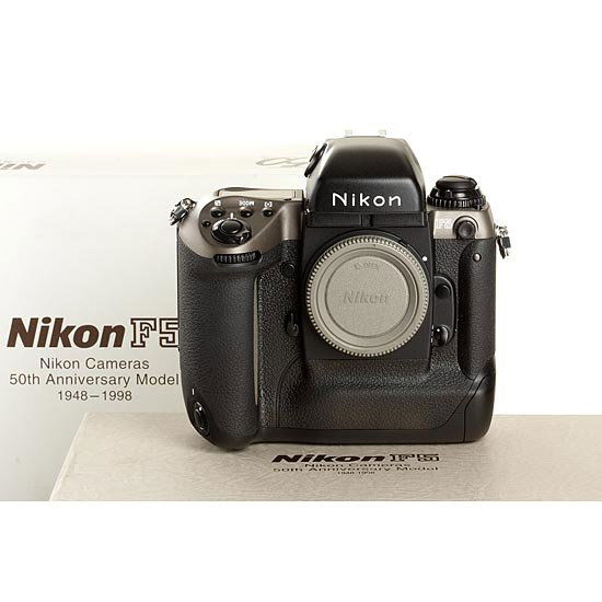 Nikon F5 '50 Years Edition': F5 edition in titanium finish, complete and new with accessories and papers, in original maker's box (Serial no: 3120049, 1998, Condition: A) Nikon F5 '50 Jahre Edition' F5 Edi
