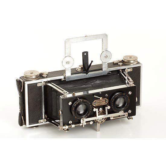 Baudry France Isographe Stereo: extremely rare folding-strut stereo camera for paired 6x6cm exposures, a pair of Som Berthiot Flor Serie Ic 4.5/75mm lenses nos.233487/97, in good working condition (Serial no: 147, 1940, Co