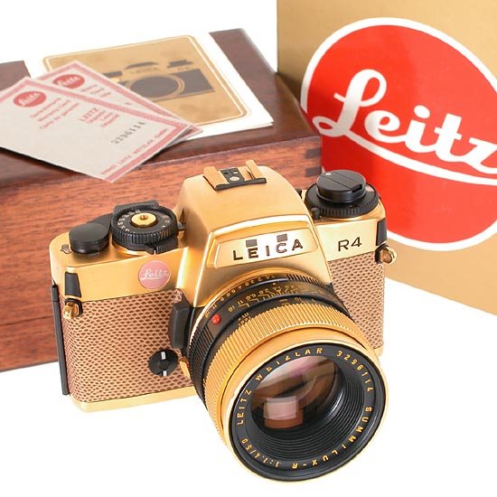 LEICA R-Cameras: R4 Gold set: special edition R4 with 24 carat plating and snake skin, gilt Summilux 1.4/50, complete with wooden box, papers, fantastic special number: A 007! (Condition: A, Serial no: A 007, 1984) LEICA R-Kameras