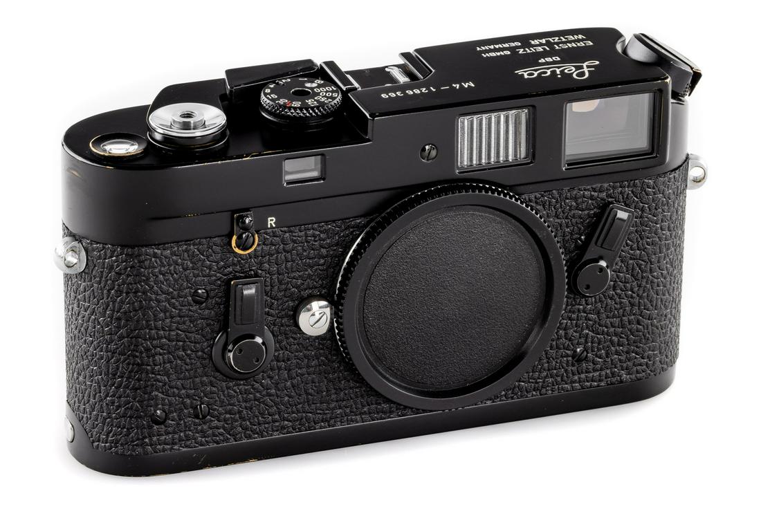 Leica M4 black paint: beautiful and original late M4 black paint, in very good cosmetic condition, only minimal brassing on the edges, in good working order, with body capThe Buyers Premium For All Items Exported Out Of EU