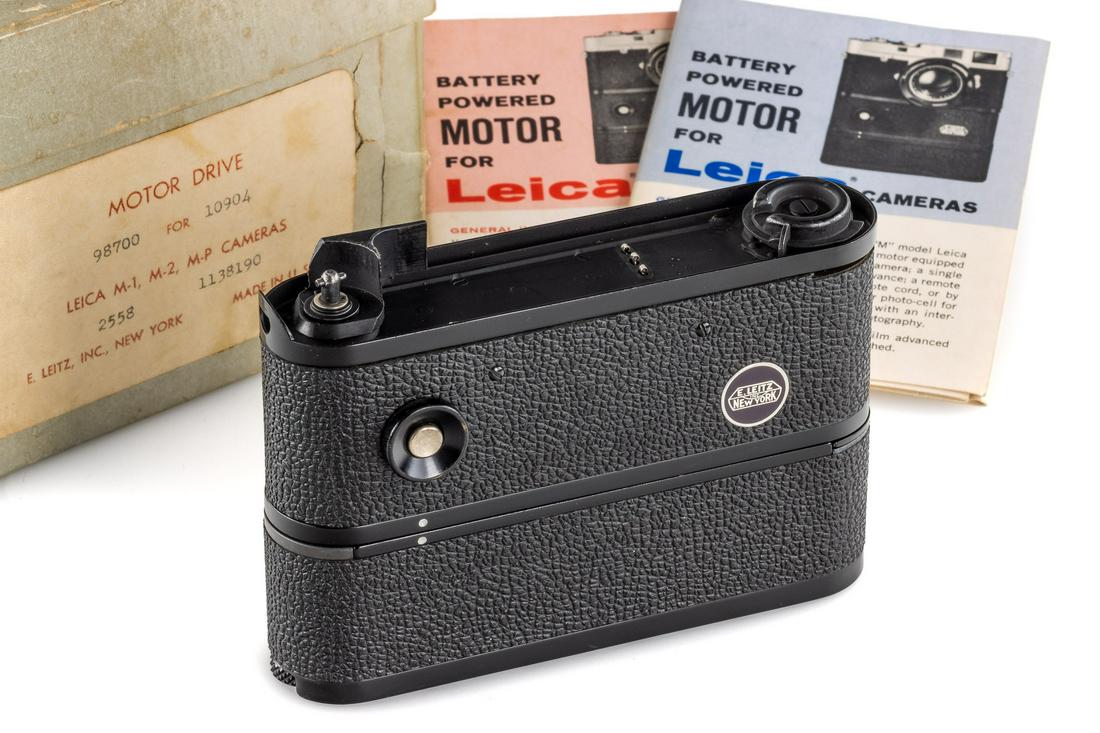 E. Leitz New York Motor Drive Leica M1, M2, MP *: Leitz NY Motor Drive 98700 in beautiful, near-mint condition, with very rare, original maker's box (matching serial number!), complete with inner wrapping and instructionsThe Buyers Premium For All It