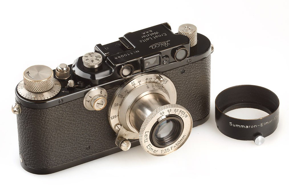 III Mod.F black: early Leica III in fine condition, small dent on top-plate, matching nickel Elmar 3.5/50mm no.153751, meter scale, black paint FOOKH hood engraved: Summaron-Elmar 3.5cm