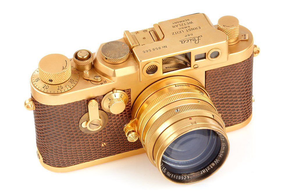 IIIg Gold: wonderfully gold plated IIIg with gold plated Summitar 1.5/5cm no.1119921, camera with snake skin covering, camera and lens engraved 'D.D.E.', presentation box