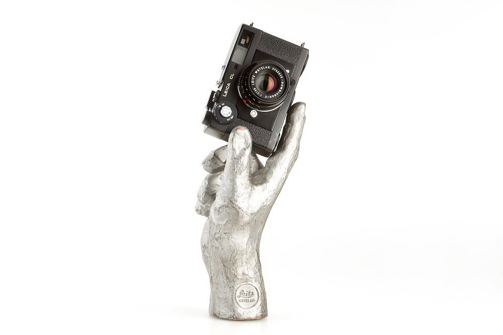 CL: near mint camera with matching Summicron-C 2/40mm no.2744317 (cap, hood), in original Leitz hand display stand