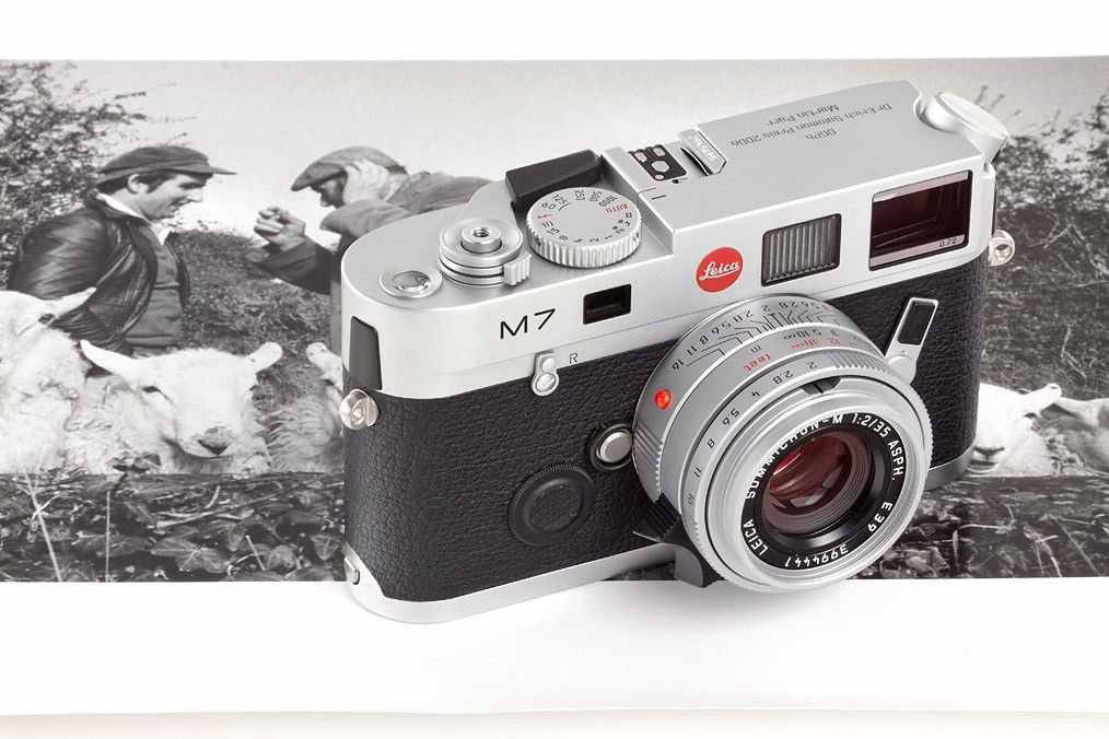 M7 chrome 'Martin Parr': unique chrome M7 in mint condition with chrome Summicron-M 2/35mm Asph. No.3994441, presented to the famous English photographer Martin Parr for winning the Erich Salomon Prize in 2006, top-plate engr