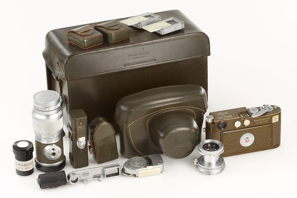 M1 olive 'Bundeseigentum' outfit: M1 green engraved 'Bundeseigentum 12-129-7739', rare type with 5+13,5cm engravings near eyepiece, M3(MP) type top-plate, only 75 of these cameras were produced and delivered to Wilhelmshaven, in origi